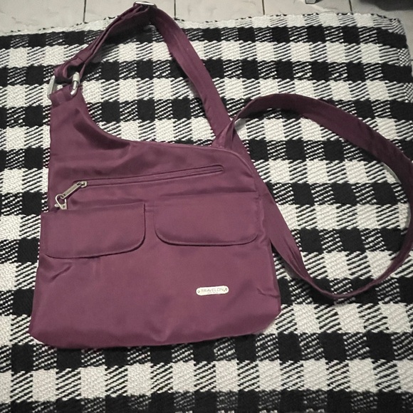 Anti theft Crossbody Bag by Travelon - Picture 1 of 4